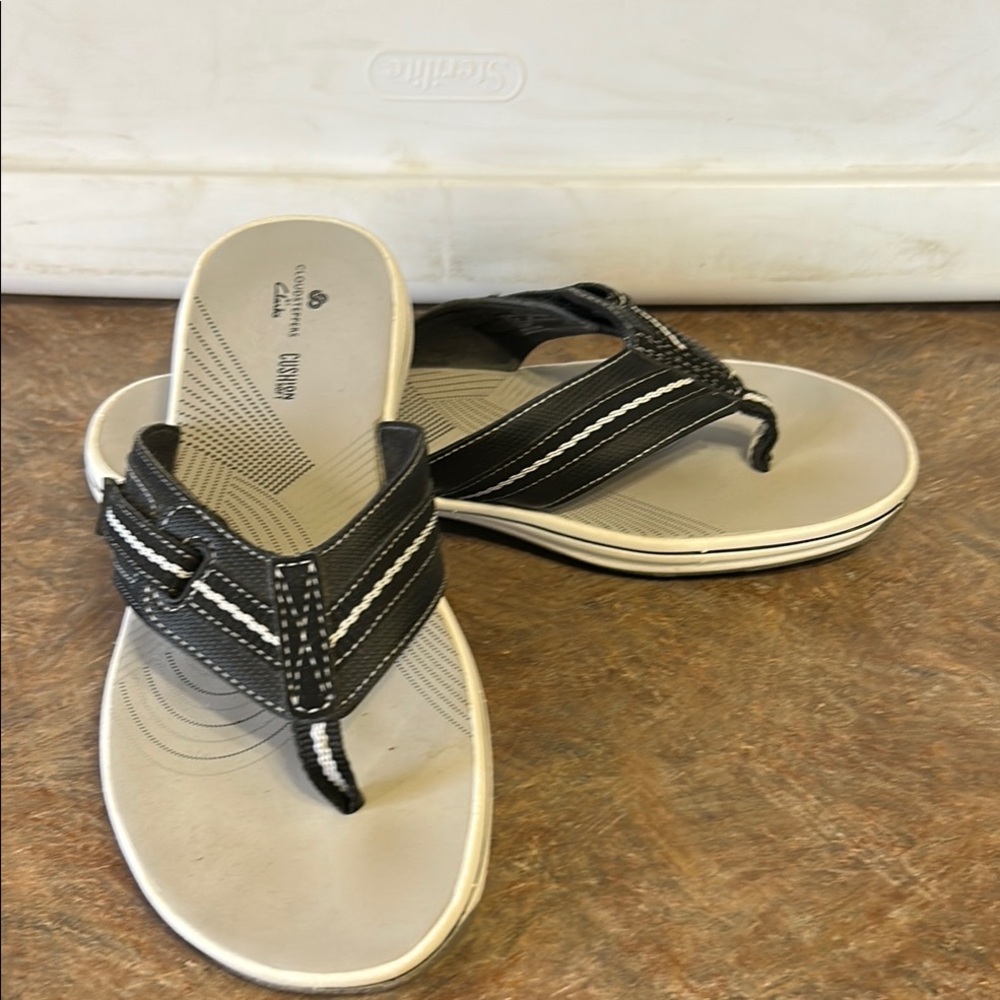 NWOT Clark’s Cloudsteppers Brinkley Nora Black/Gray Flip Flop Sandals. Size 8z